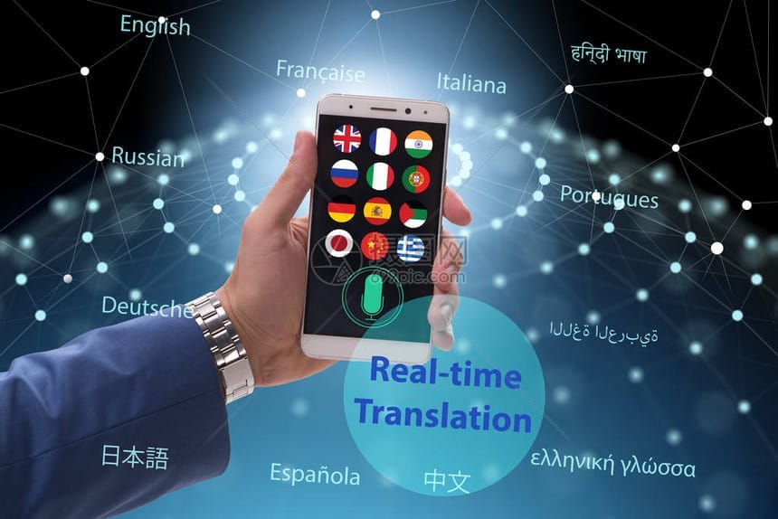 一只手拿着一部智能手机，上面显示着象征各种语言的不同国旗，周围写着实时翻译和多种语言的字样，背景是数字网络。.
